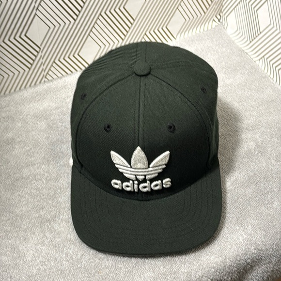 Adidas hat osfy can look light black color but I think a forest green - Picture 1 of 7